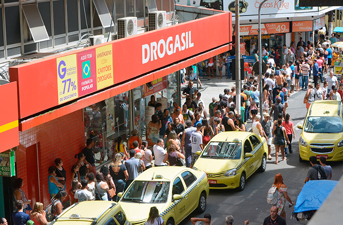 Juiz-foranos lotam postos de vacinação durante sábado de campanha contra a febre amarela 4 Fila se estendia pela Rua Marechal Deodoro, adentrando a Rua Batista de Oliveira até chegar ao Calçadão (Foto: Marcelo Ribeiro)