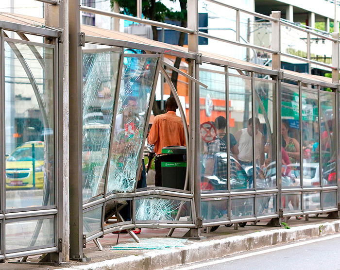 Ponto de ônibus quebrado preocupa usuários 1 Vidros estilhaçados e estrutura envergada trazem risco para passageiros (Foto: Fernando Priamo)