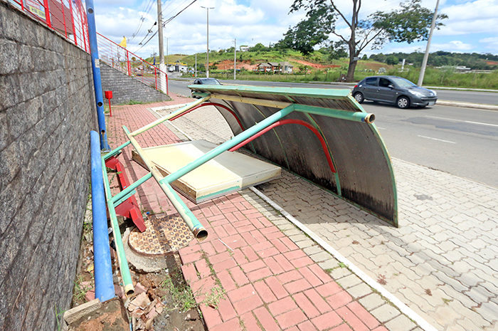 Enquanto um dos abrigos foi flagrado caído ao chão, outro está cercado por mato e lixo (Foto: Leonardo Costa)