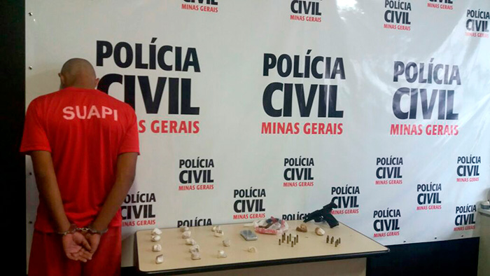Delegacia Antidrogas prende jovem com pistola de origem turca 1 Os materiais foram localizados na residência de um jovem, de 26 anos