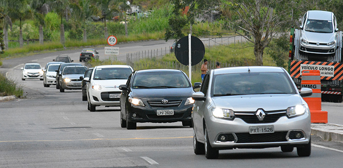 Movimento na MG-353 era intenso na tarde desta quarta-feira (Foto: Marcelo Ribeiro)