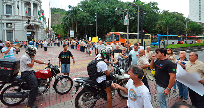 Renovação de permissões leva auxiliares e permissionários às ruas 2 À tarde, cerca de 50 permissionários, incluindo familiares, também foram às ruas, mas para cobrar que o Município se abstenha de cassar as placas até que exista um parecer definitivo sobre a questão ou uma decisão do SupremoTribunal Federal (STF). (Foto: Marcelo Ribeiro)