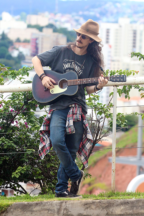 No vinho está a música 1 Tiago Sarmento faz show de pré-lançamento nesta quarta-feira (Foto: Leonardo Costa)