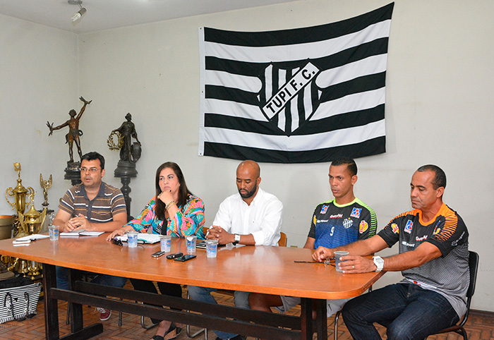 Presidente do Tupi, Myrian Fortuna, disse em coletiva que o clube desenvolve várias ações de marketing a cada jogo para atrair o torcedor (Foto: Marcelo Ribeiro)