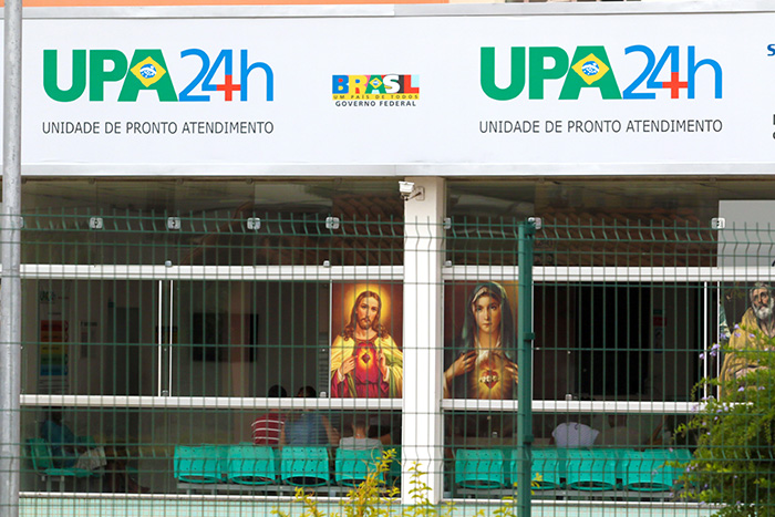 Figuras de santos católicos afixadas em UPA chamam atenção 1 Material faz referência à religião católica em um espaço público (Foto: Fernando Priamo)