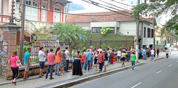 Usuários fazem longa fila para vacinação 1 vacina leo