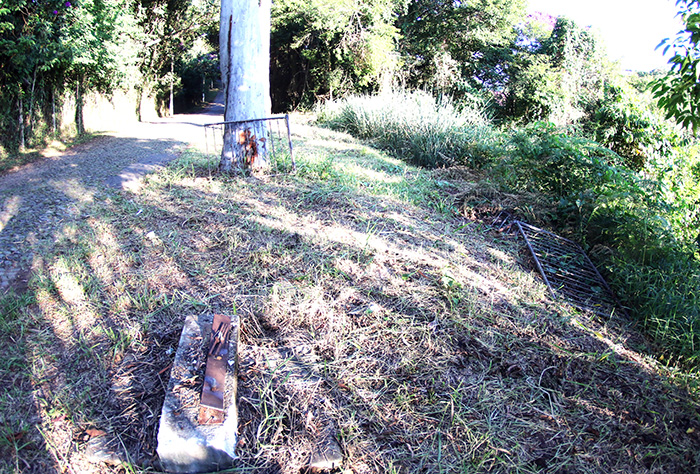 Situação é pior na terceira estação, que teve toda a escultura furtada e as grades arrancadas; apenas a base permanece no local. (Foto: Fernando Priamo)