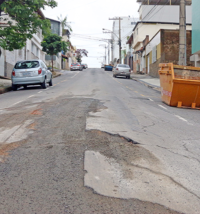 Asfalto danificado na Rua Pedro Botti 1 Parte da cobertura asfáltica da via se desprendeu (Foto: Leonardo Costa)