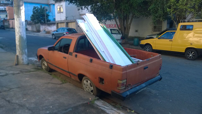 Carro abandonado acumula lixo e água parada 1 Picape foi deixada na via há mais de seis meses (Foto: Anielle Eiterer)