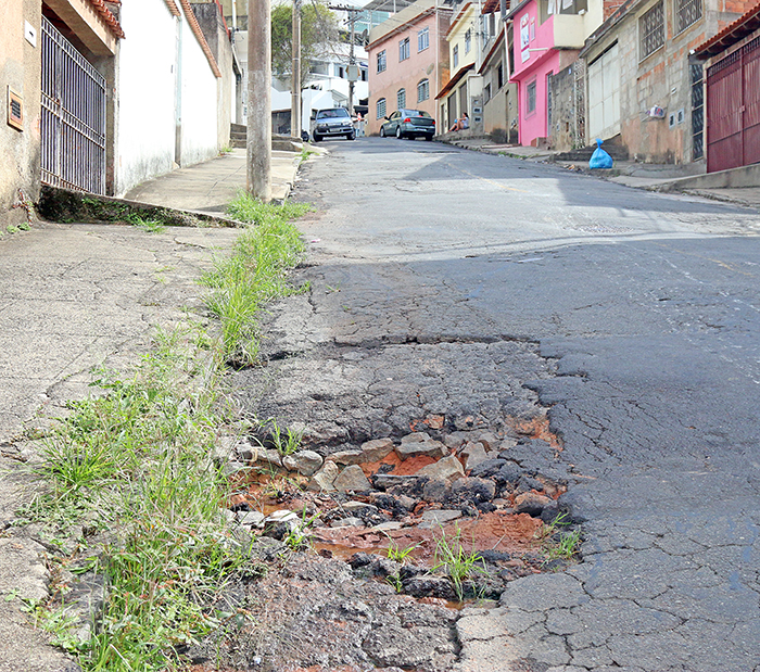 Motoristas que utilizam a Rua Padre Bonifácio Gemert encontram buraco como obstáculo (Foto: Leonardo Costa