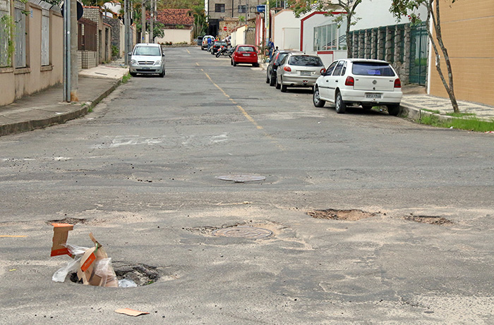Crateras são um risco e podem provocar acidentes em cruzamento no Cascatinha (Foto: Leonardo Costa)