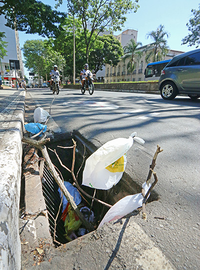 Motoristas e pedestres devem ter atenção ao transitar pelo local (Foto: Leonardo Costa)