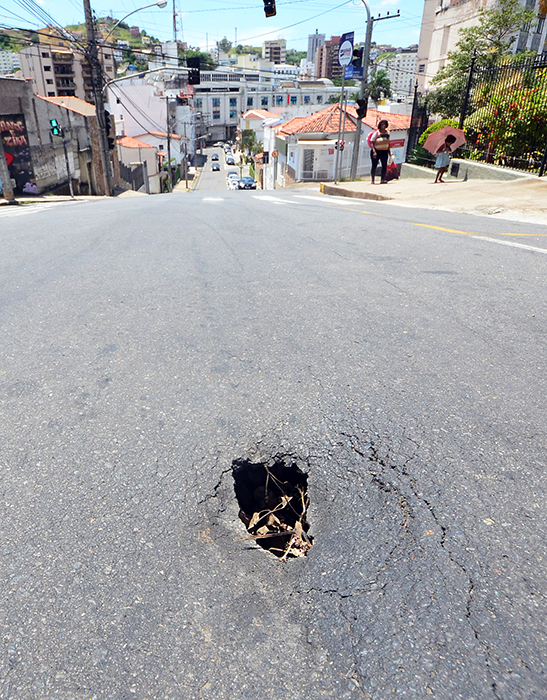 Motoristas devem ter atenção com o obstáculo (Foto: Olavo Prazeres)