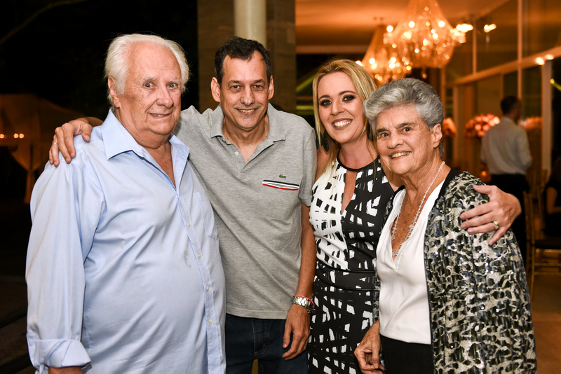 Gumercindo e Berenice Ribeiro Machado ladeando o filho Paulo e Roberta Machado, anfitriões do 'coq' inaugural da Casa da Mata. Foto: Gabi Barros
