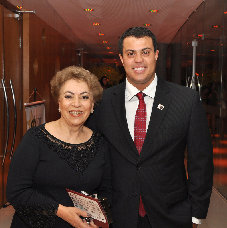 Coluna CR – 19-04-2017 1 Célia Fassheber e Peter Vianna Whitaker na entrega do Prêmio Top Quality, no Olympo. Foto: Wólmer Monteiro
