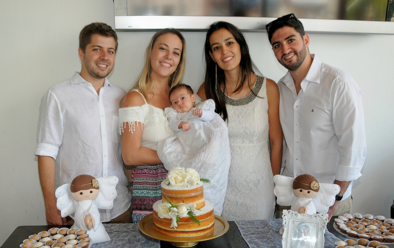 Coluna CR – 04-04-2017 3 Os padrinhos Lucas Nogueira e Eveline Andrade (com Maria) e os pais Francine e Ruan Nogueira, após o batismo, no almoço do Salvaterra. Foto: Andréa Ottoni