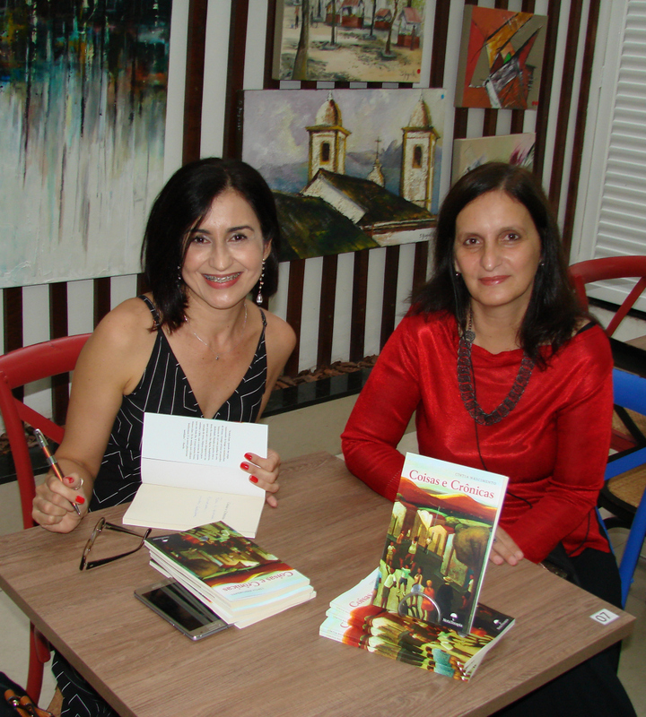 No Excalibur, Cíntia Nascimento, jornalista que já passou pela agência CR-Nova, recebeu Fernanda Cruzick no lançamento de seu  livro “Coisas e crônicas” 