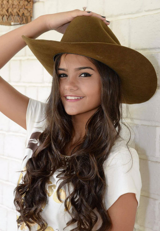 A bonita Dallet Amorim comemora seus 15 anos, hoje, em Argirita. Foto: GABRIELA GRAZIA