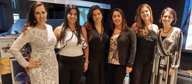 Coluna CR - 05-04-2017 2 A primeira-dama Daniele Siqueira com a anfitriã Karina Daibert Tuboly, Vivian Miranda, Fabiana Albertoni Piccinini, Gisele Siqueira e Thais Borges durante encontro de amigas