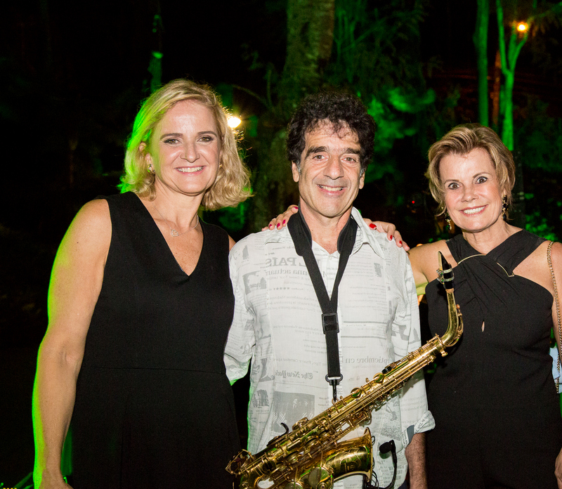 Coluna CR - 05-04-2017 1 Denise Leal e Vânia de Landa ladeando George Israel - ex-Kid Abelha - atração especial da festa dos 8 anos do restaurante Afrânio, em Araras (RJ)