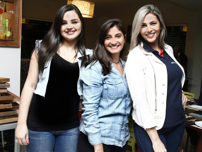 Coluna CR – 20-04-2017 2 Marcela Santos, Úrsula Ferraz e Tereza Cruzeiro, na caravana do Independência Shopping, no Comida di Buteco, no Bar do Bené. Foto: Júnior Faria