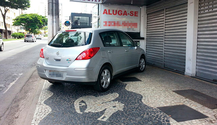 Carro ocupou toda a extensão da calçada próximo ao número 2.500 (Foto: Bárbara Moura Nascimento)