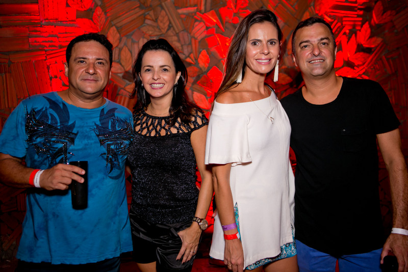 Coluna CR – 12-04-2017 1 Guy Cafiero e Flávia Ramos com Carol Novy e Iuri Girardi na festa "Maison Privilège", no Rio. Foto: Wanderson Monteiro