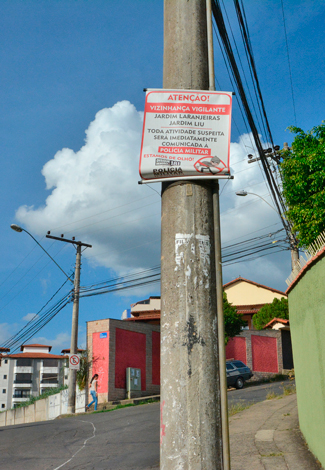 Comunidades pagam para ter segurança nas ruas 1 Cartazes nas ruas dos bairros Jardim Laranjeiras e Jardim Liu avisam sobre a existência de Vizinhança Vigilante (MARCELO RIBEIRO)