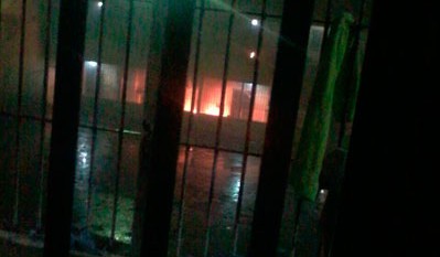 Ainda sem confirmação da autoria, foto de incêndio no Ceresp circulou pelas redes sociais.