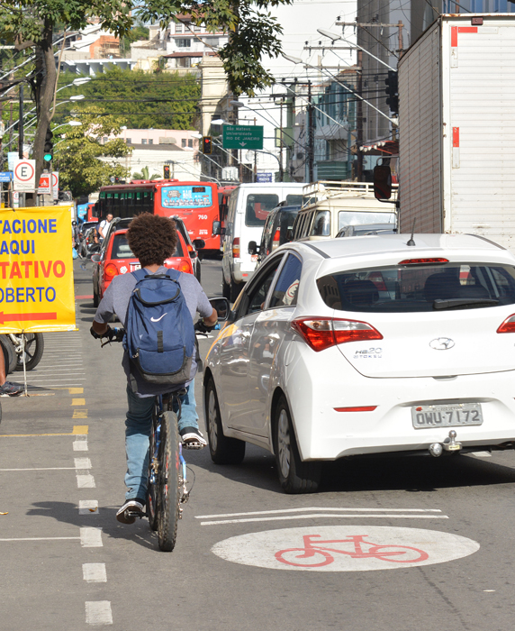 Ciclistas reclamam de invisibilidade no trânsito de JF 1 Pinturas que sinalizam ciclorrotas reforçam a legitimidade da presença de bicicletas em ruas do Centro da cidade (Foto: Marcelo Ribeiro)