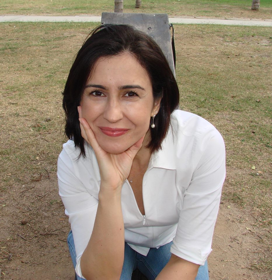 A jornalista mineira Cíntia Nascimento estreia na literatura com "Coisas e crônicas" 2 Cíntia Nascimento reflete sobre a vida cotidiana em "Coisas e crônicas"