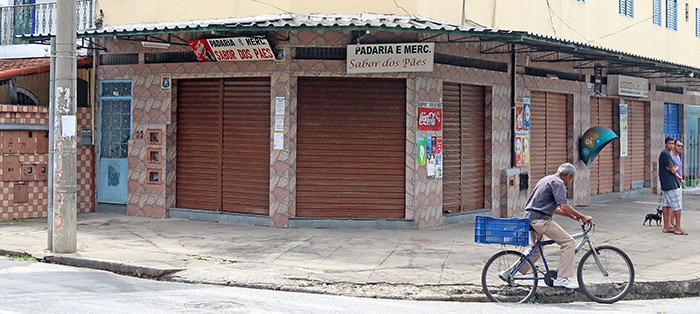 Após crime, padaria foi fechada; clima era de perplexidade na vizinhança (Foto: Leonardo Costa)