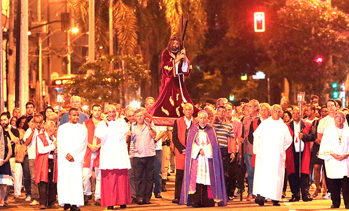 Cerca de cinco mil fies participam da Procissão do Encontro 1 Cerca de cinco mil fies participam da celebração da Procissão do Encontro (Foto: Leonardo Costa)
