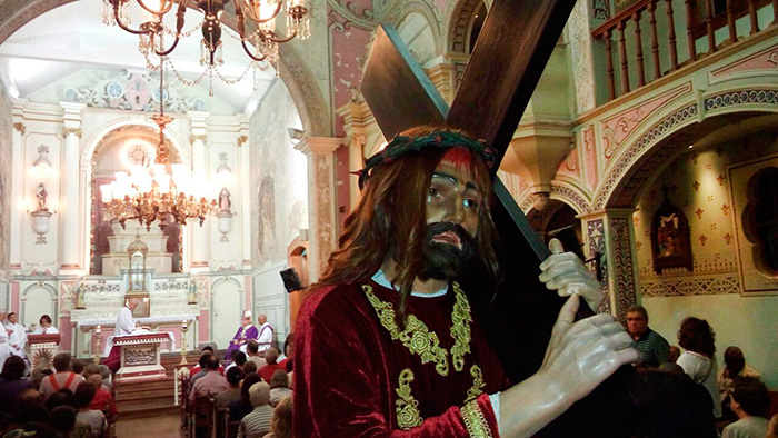 Na Igreja São Sebastião, no Centro, missa foi realizada na noite desta terça-feira (Foto: Fernando Priamo)
