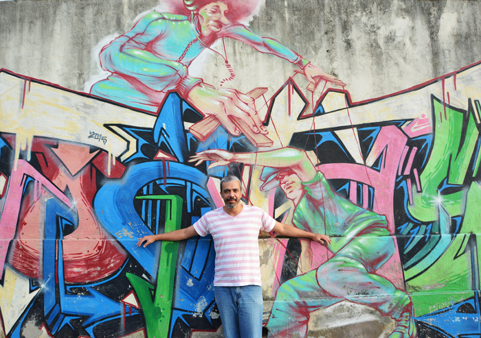 Por uma Pasárgada literária 1 Do Centro para o Candinha: Éric integra o comando do Slam Poético da Ágora, batalha de versos, no Santa Cândida (Foto: Marcelo Ribeiro)