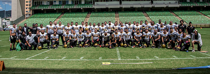 Equipe do JF Imperadores na Arena Independência, em Belo Horizonte, antes da partida de estreia contra o Sada Cruzeiro, pela Copa Minas de Futebol Americano (Foto: Chiarini Junior)