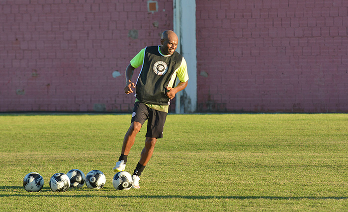 legenda - O veterano Ademilson, que integra a equipe há menos de 10 dias, é a grande esperança de gols do Baeta (Foto: Marcelo Ribeiro)