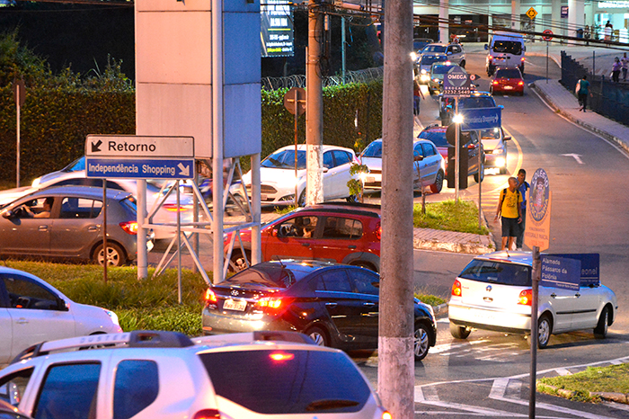 Tráfego intenso na região do Estrela Sul 1 (Foto: Marcelo Ribeiro)