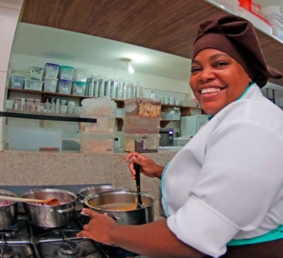"Conhecimento nunca é demais, e jamais estaremos cansados de aprender", diz a auxiliar de cozinha Josimar Gércia
