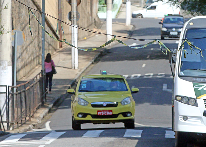 Cabo de telefonia dificulta trânsito na Rua Halfeld 1 Para passagem de veículos maiores, motoristas tiveram que levantar o fio com as mãos. (Foto: Leonardo Costa)