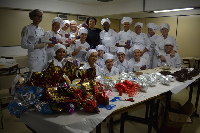 Alunos do curso de gastronomia produzem e doam ovos de chocolate 1 (Foto: Divulgação/ CES)