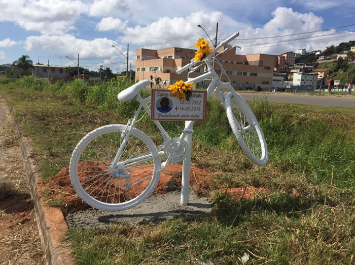 Primeira Ghost Bike foi instalada no ano passado, em homenagem a Carlos Alberto de Andrade, de 63 anos, morto na Via São Pedro também quando seguia de bicicleta. (Foto: Pablo Gomes)