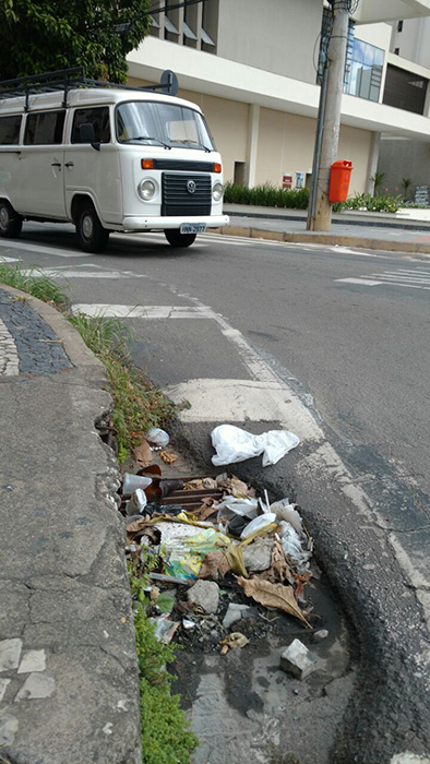 Falta de limpeza na região é motivo de reclamação (Foto: César Augusto)