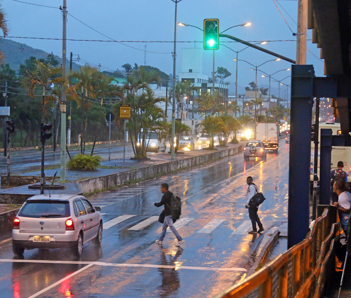 Tribuna flagrou pedestres se arriscando com o semáforo aberto (Foto: Leonardo Costa)