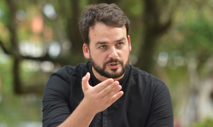 Em entrevista no térreo do prédio da Prefeitura, superintendente Rômulo Veiga defende comprometimento público, privado e físico para um efetivo fortalecimento da cultura (Foto: Marcelo Ribeiro)
