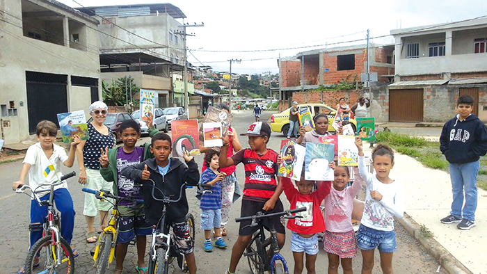 Crianças e adolescentes aprendem experimentando 1 Com livros nas mãos, crianças e adolescentes do Bairro Vale Verde traçam um novo caminho através do conhecimento (Foto: Carla Da Hora)