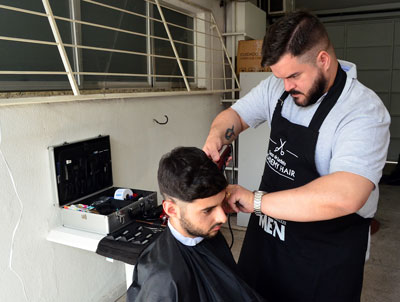 "Me preparei para este momento, investindo em inúmeros cursos, workshops e treinamentos", contou o agora barbeiro Max Badaró