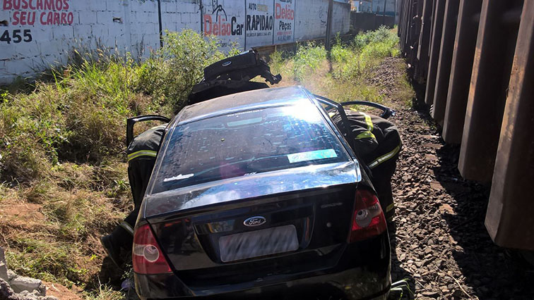 Batida entre trem e carro deixa quatro feridos na Zona Norte 2 Divulgação/Bombeiros