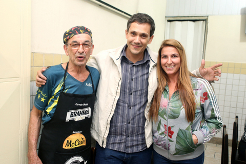No clima do Comida di Buteco, Abílio Moreira recebendo Eduardo Brandão e Tânia Moreira. Foto: Júnior Faria