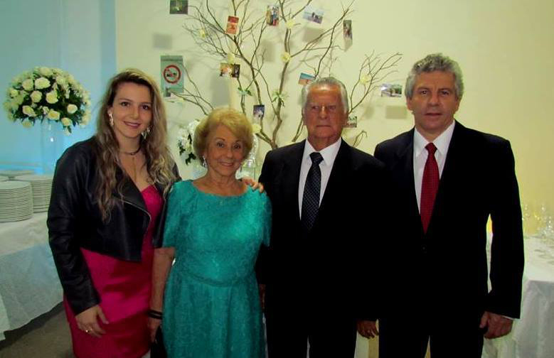 Lourdinha e Joel Batitucci (aniversariante desta quarta) ladeados pela neta Thaís Nunes e o filho Carlos Henrique, na missa em Ação de Graças pelos 60 anos de casados, celebrada por dom Justino, no Seminário Santo Antônio